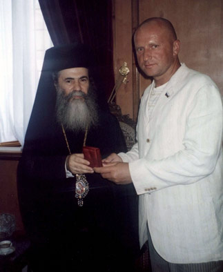 Его Блаженство Феофил III вручает памятную медаль Николаю Курьяновичу, сопредседателю Русского Национального Благотворительного Общественного Фонда "Помощь, поддержка, сострадание".